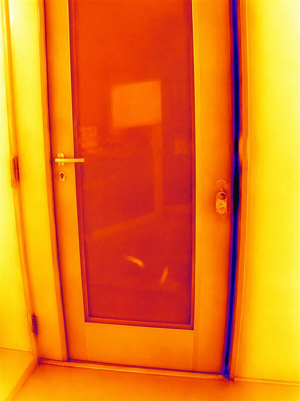 FLIR thermal image showing temperature difference at a door seal