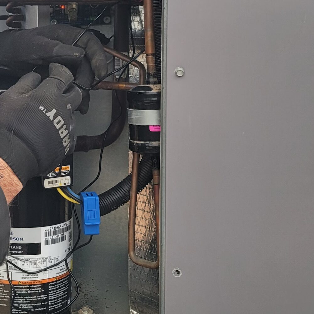 Current sensor installed on the compressor wiring in an air conditioner